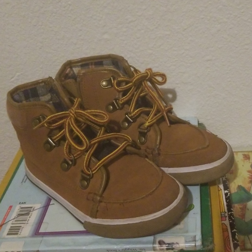 Boys shoes